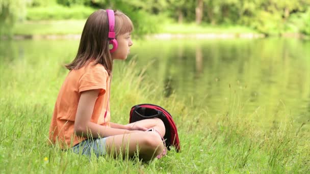 A tóparti kislány — Stock videók