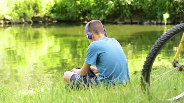 Teen pojke på lakeside — Stockvideo