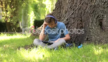 Çocuk parkında tablet ile