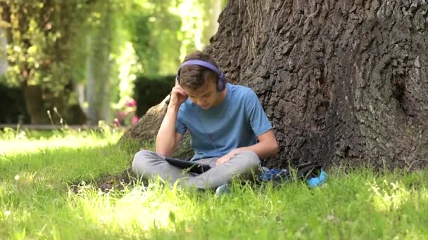 Menino com tablet no parque — Vídeo de Stock