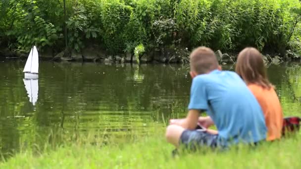 Niños con bote teledirigido — Vídeo de stock