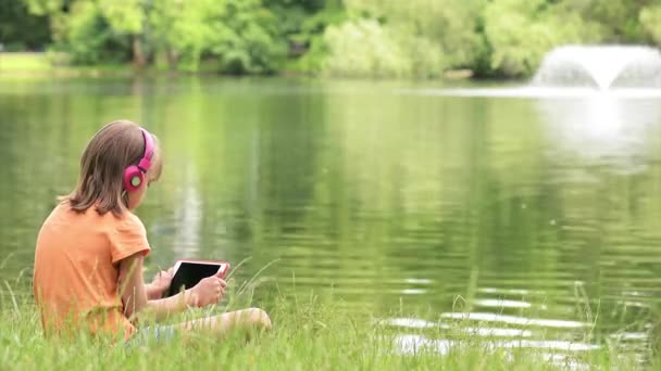 Ragazzina in riva al lago — Video Stock