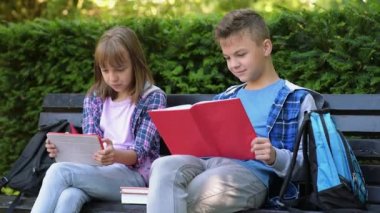 Oğlan ve kız kitap okuyor.