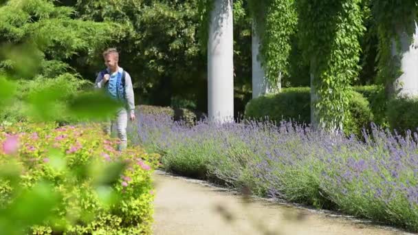 Enfant marchant dans le parc — Video