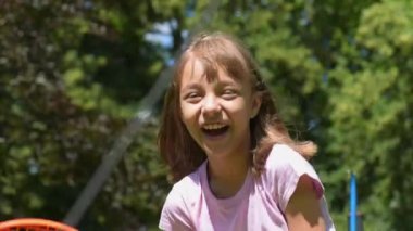 çocuklar parkta oynarken