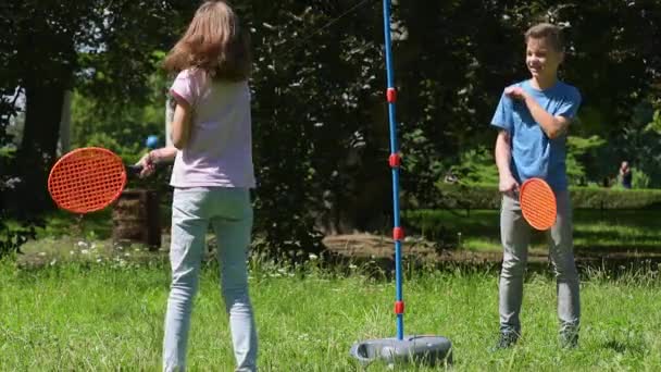 Niños jugando en el parque — Vídeos de Stock