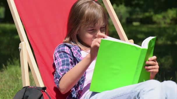 Κορίτσι ανάγνωση βιβλίου — Αρχείο Βίντεο