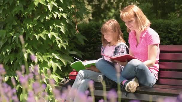 Moeder en dochter lezen van boeken — Stockvideo