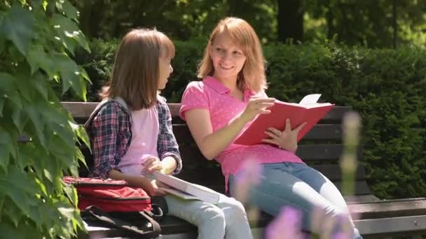 Moeder en dochter lezen van boeken — Stockvideo