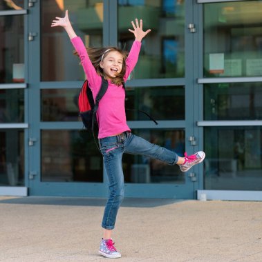 Kız okula geri döndü.