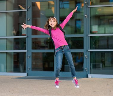 Kız okula geri döndü.