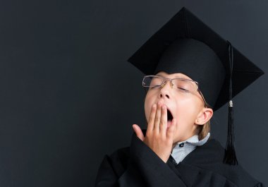 Akademik şapkalı kız