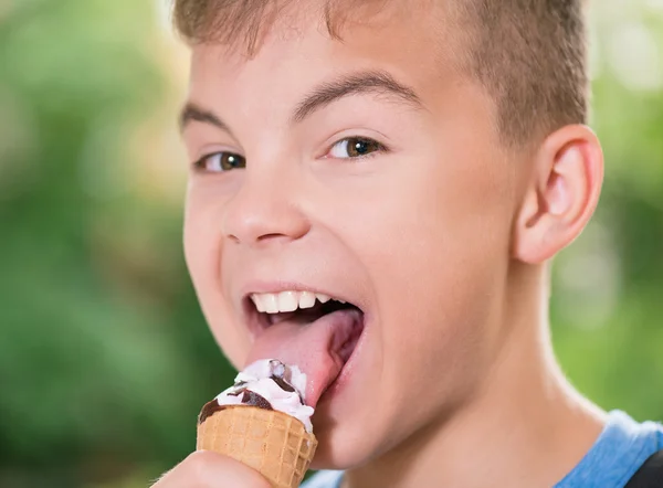 Menino com sorvete — Fotografia de Stock