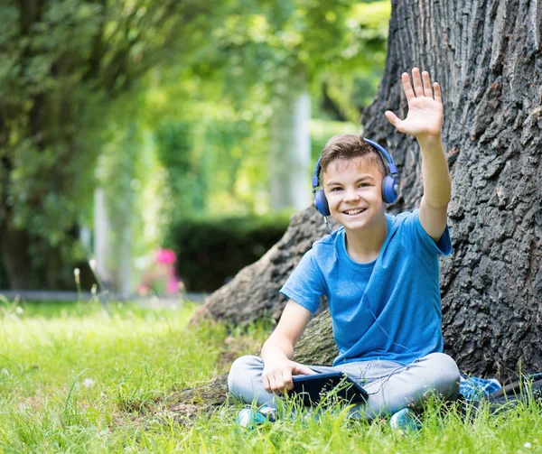 Ragazzo con compressa — Foto Stock