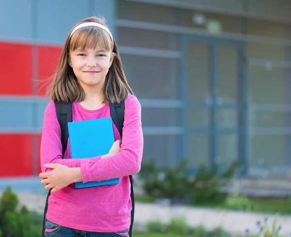 Flicka tillbaka till skolan — Stockfoto