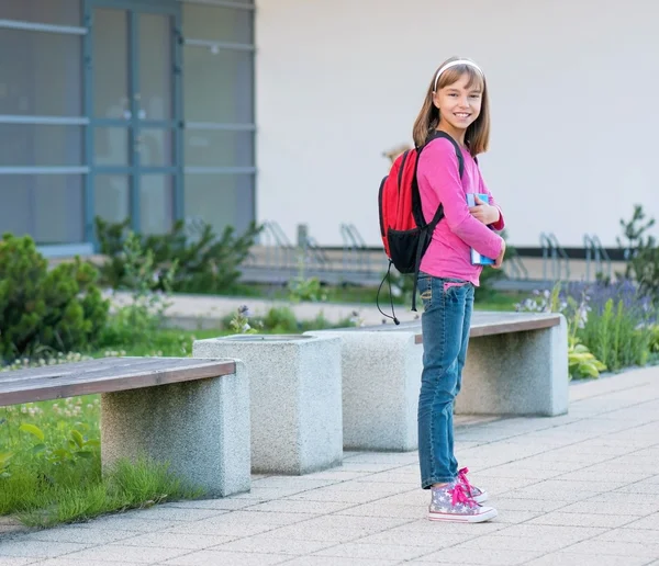 Flicka tillbaka till skolan — Stockfoto