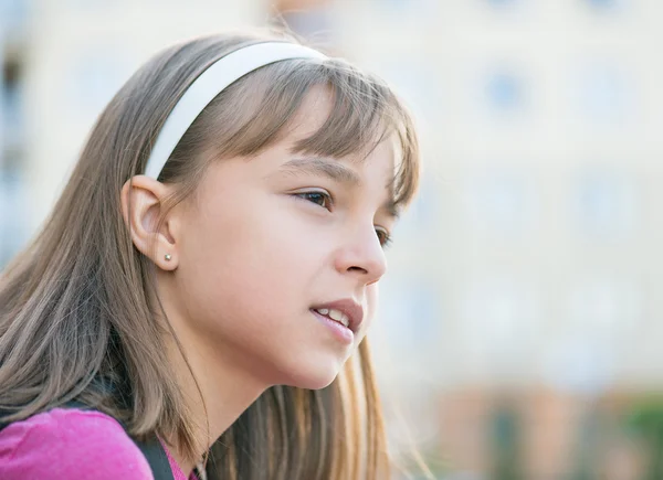 Flicka tillbaka till skolan — Stockfoto