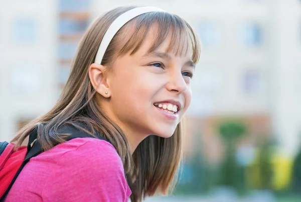 Flicka tillbaka till skolan — Stockfoto