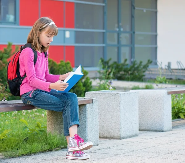 Meisje terug naar school — Stockfoto