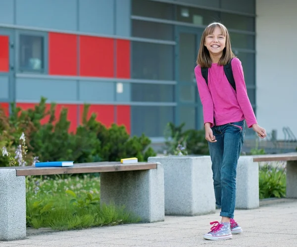 Flicka tillbaka till skolan — Stockfoto