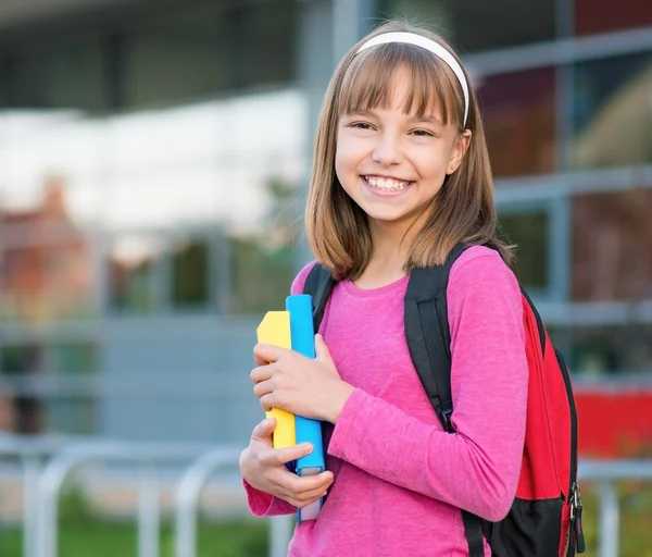 Flicka tillbaka till skolan — Stockfoto