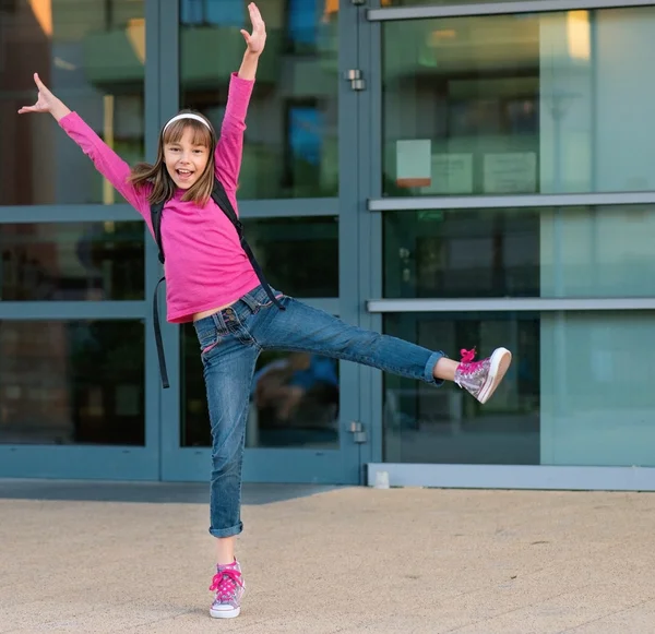 Flicka tillbaka till skolan — Stockfoto