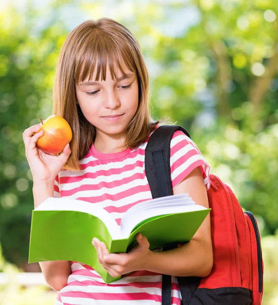 Flicka tillbaka till skolan — Stockfoto