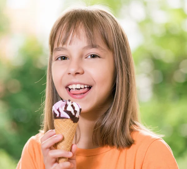 Chica con helado — Foto de Stock