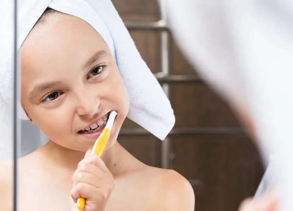 Bambina lavarsi i denti — Foto Stock