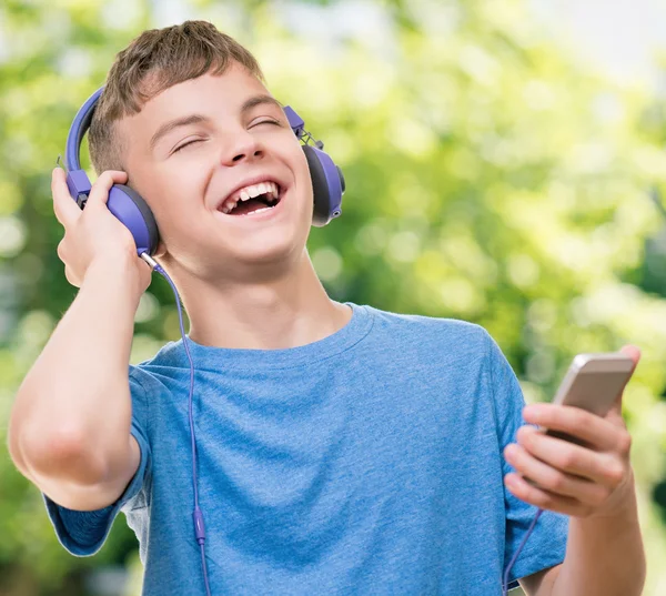 Tiener jongen met telefoon — Stockfoto