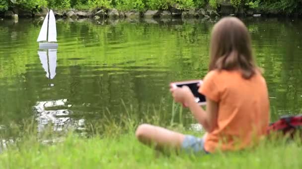 Flicka med avlägsen kontrollerade båt — Stockvideo