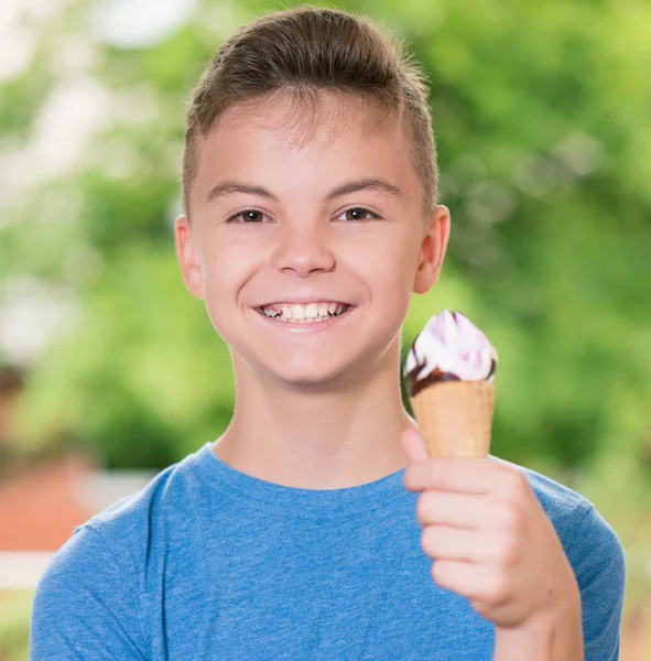 Menino com sorvete — Fotografia de Stock