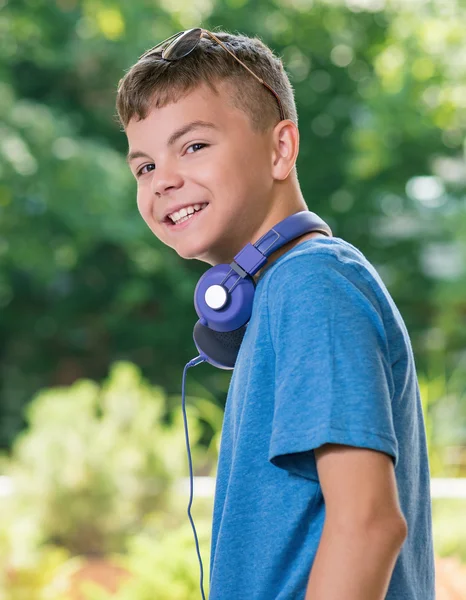 Хлопчик-підліток з навушниками — стокове фото