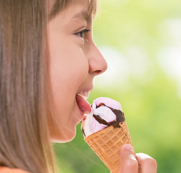 아이스크림을 먹는 소녀 — 스톡 사진