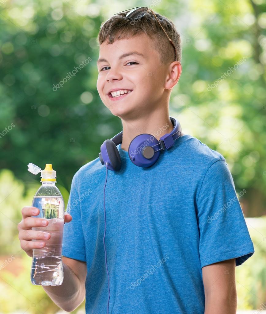 https://st2.depositphotos.com/1722232/11693/i/950/depositphotos_116935330-stock-photo-teen-boy-with-water.jpg