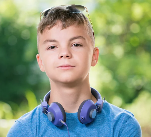 ヘッドフォンで十代の少年 — ストック写真