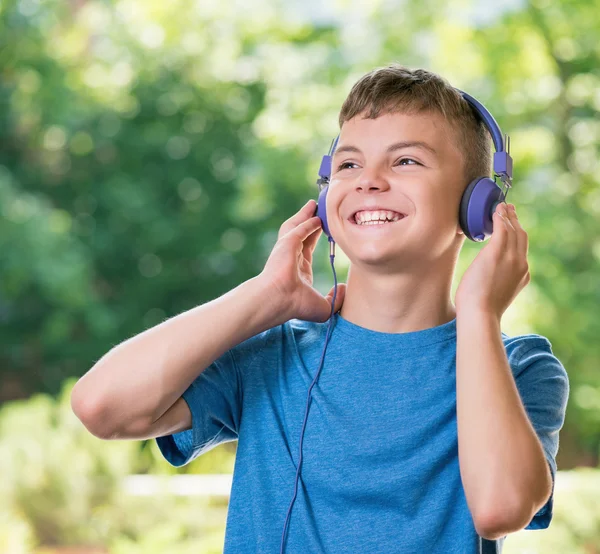Tiener jongen met koptelefoon — Stockfoto