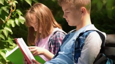 Oğlan ve kız kitap okuyor.