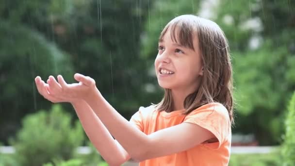 Menina jogando na chuva — Vídeo de Stock