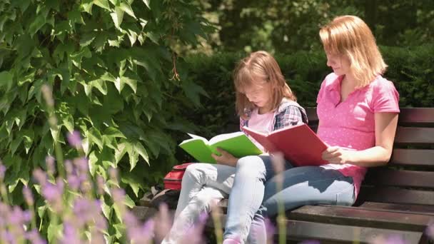 Mother and daughter reading books — Stok video