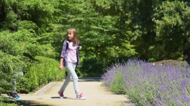 Bambino che cammina nel parco — Video Stock