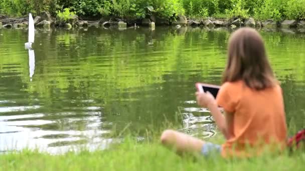 Flicka med avlägsen kontrollerade båt — Stockvideo