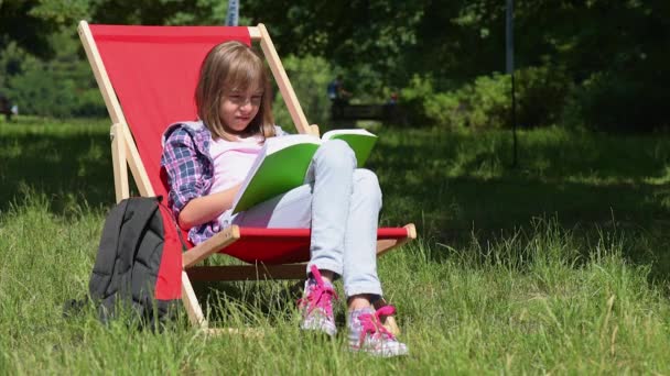 Dziewczyna czytanie książki — Wideo stockowe