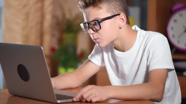 Teenager-Junge arbeitet am Laptop — Stockvideo