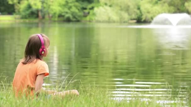 Menina ao lado do lago — Vídeo de Stock