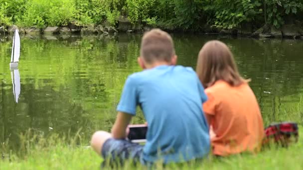 Barn med avlägsen kontrollerade båt — Stockvideo