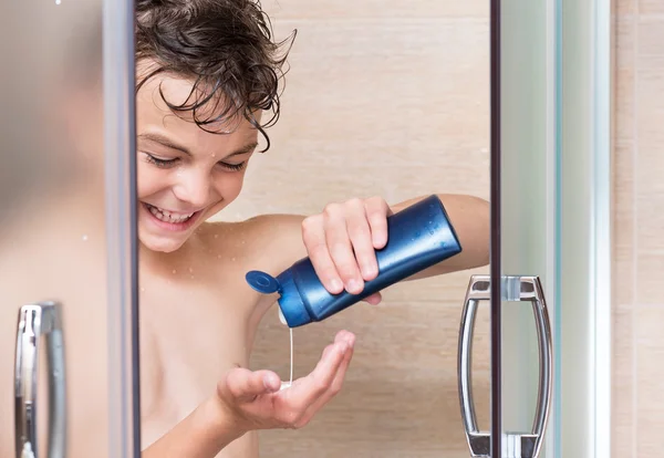 Teenager junge im badezimmer — Stockfoto