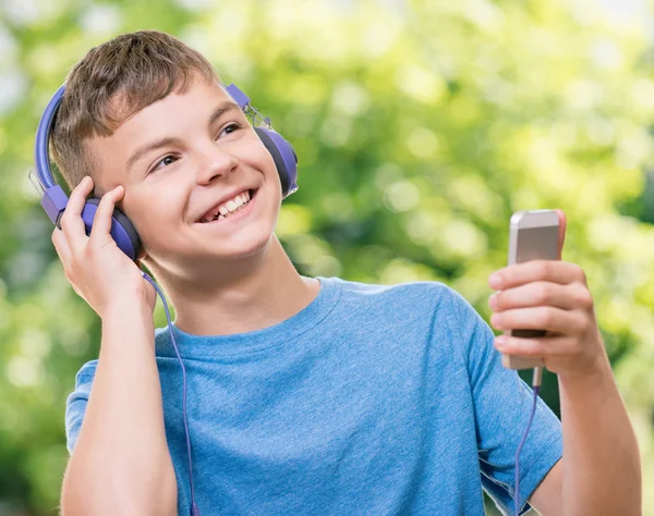 Tiener jongen met koptelefoon — Stockfoto