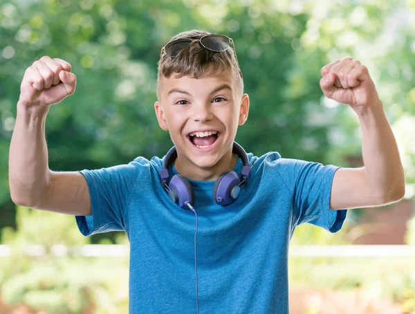 Adolescente com fones de ouvido — Fotografia de Stock