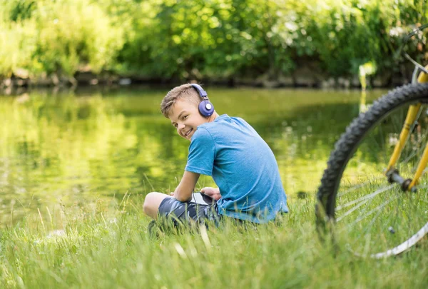 Мальчик-подросток на берегу озера — стоковое фото